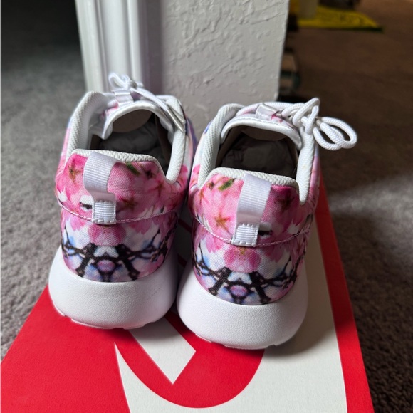 Nike Roshe run one cherry blossom sz 8 women’s walking gym workout shoes - Picture 4 of 8